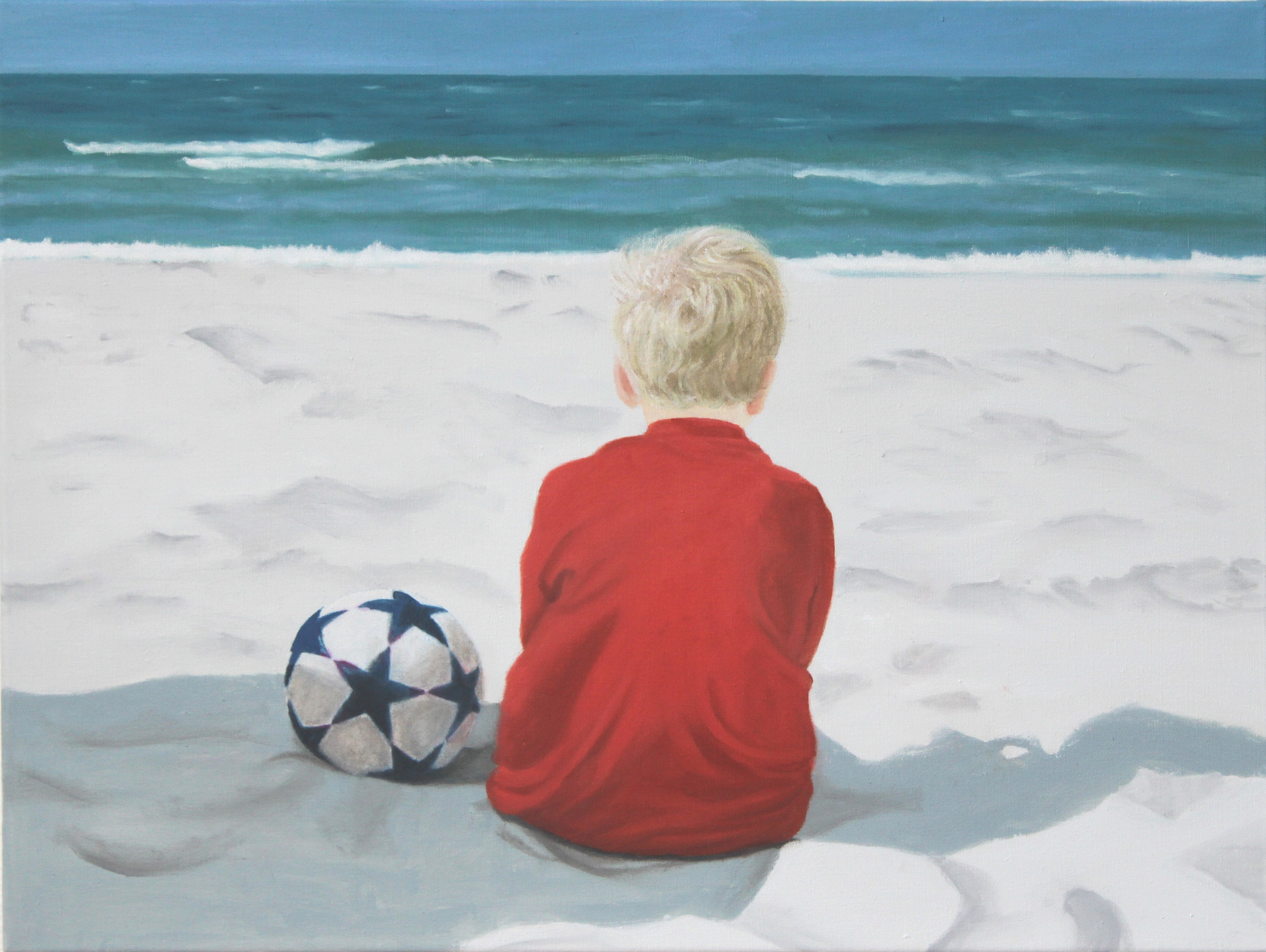 Andrea Eitel || Sommer 2015 Kind an weißem Strand blaue Wellen im Hintergrund Kind mit Ball und rotem Pullover