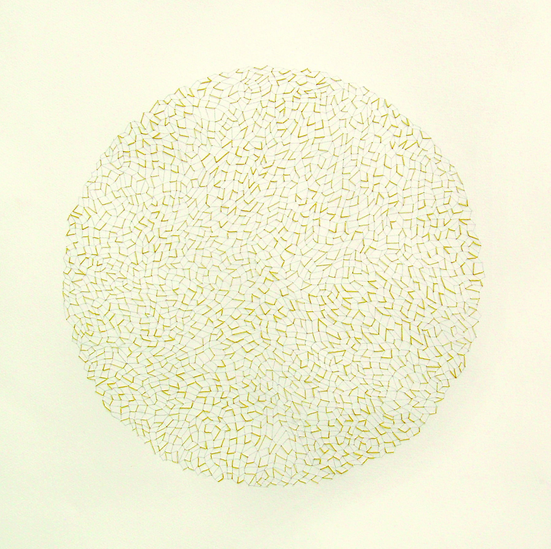 Niko Grindler || Faden auf Rives Bütten 2013 Beige gehaltener Kreis aus vielen kleinen Fäden zusammengesetzt die eine Blüte ergeben