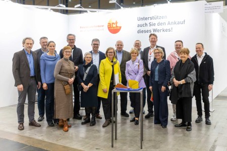 Mitglieder der Freunde und Förderer der art KARLSRUHE e.V. am Stand in Halle 3