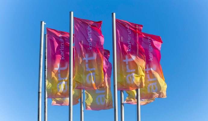 art karlsruhe-Flaggen hängen vor einem blauen Himmel
