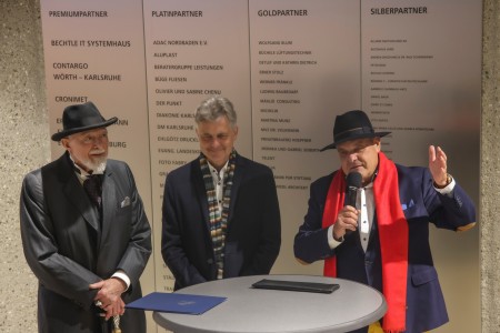 Markus Lüpertz bei der Pressekonferenz mit dem Karlsruher Oberbürgermeister Dr. Frank Mentrup und Initiator und Promotor Anton Goll