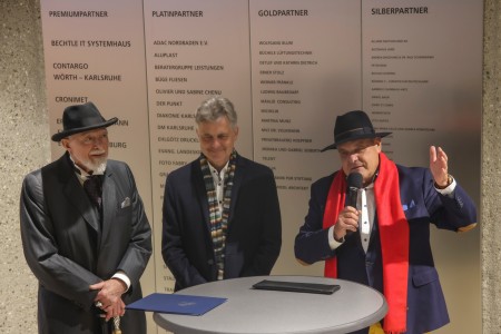 Markus Lüpertz bei der Pressekonferenz mit dem Karlsruher Oberbürgermeister Dr. Frank Mentrup und Initiator und Promotor Anton Goll Drei Männer sprechen bei einer Pressekonferenz