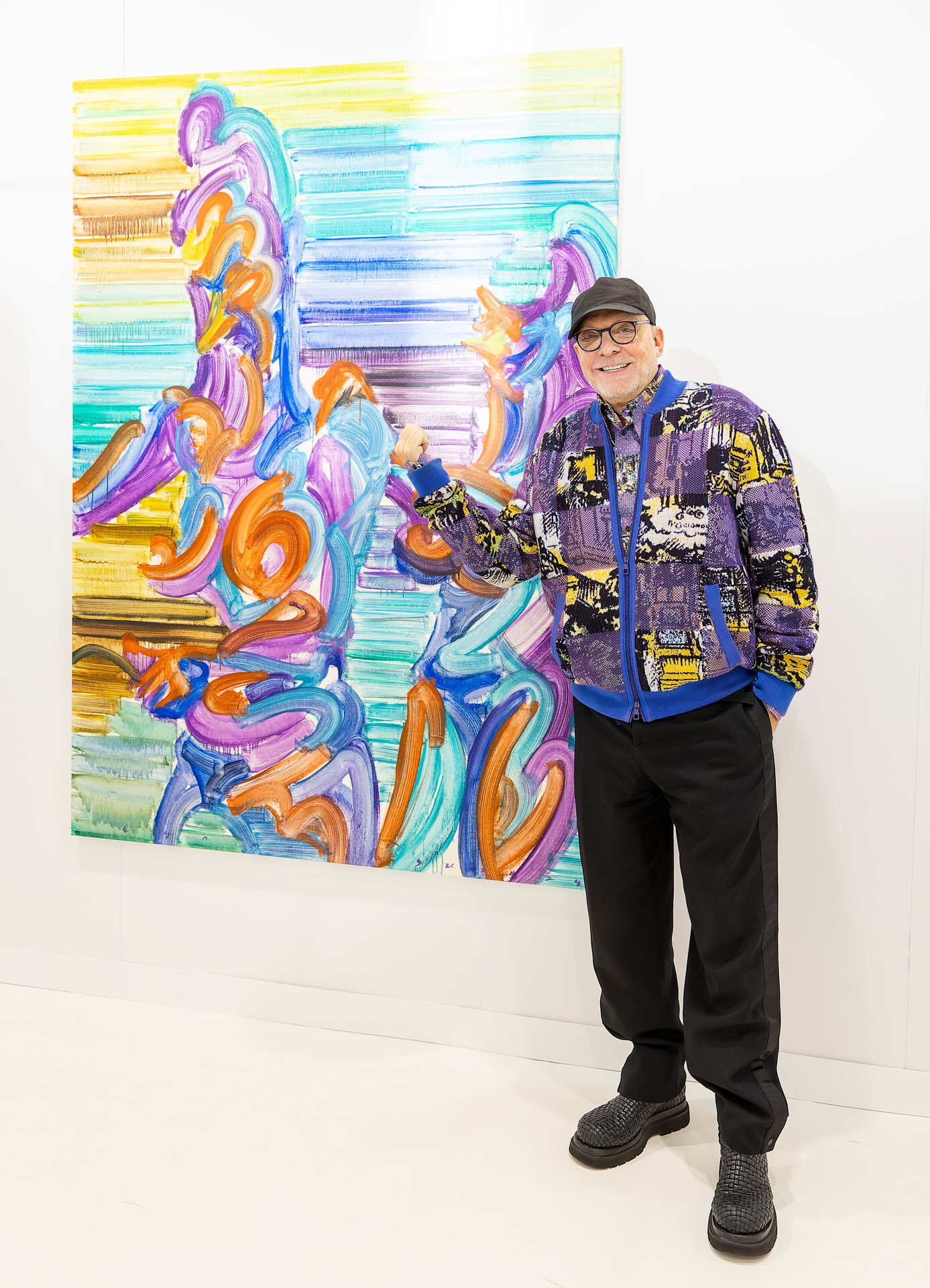 Le galeriste Freddy Kornfeld devant une œuvre d'Etsu Egami