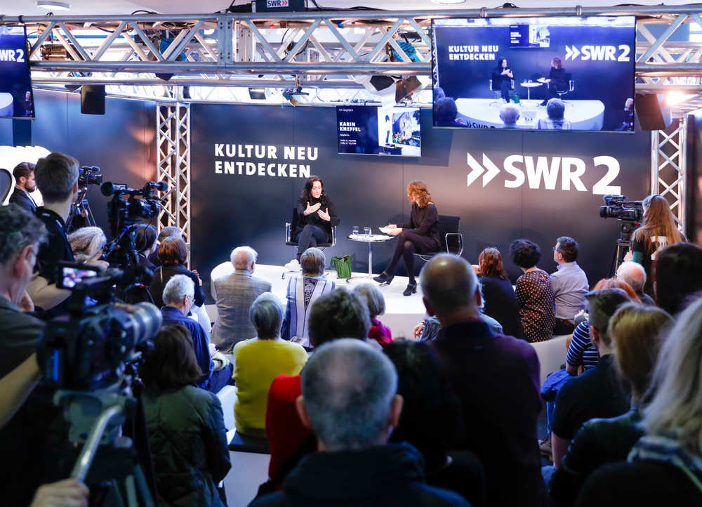 SWR 2 journaliste Marie-Dominique Wetzel interviewe Karin Kneffel