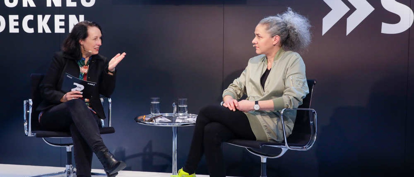 SWR 2 journaliste Susanne Kaufmann et Helga Schmidhuber, lauréate du prix Hans Platschek