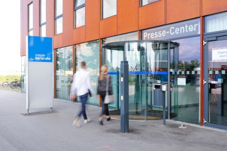 Wir freuen uns, Sie im Presse Center begrüßen zu dürfen! Presse Center Messe Karlsruhe von außen