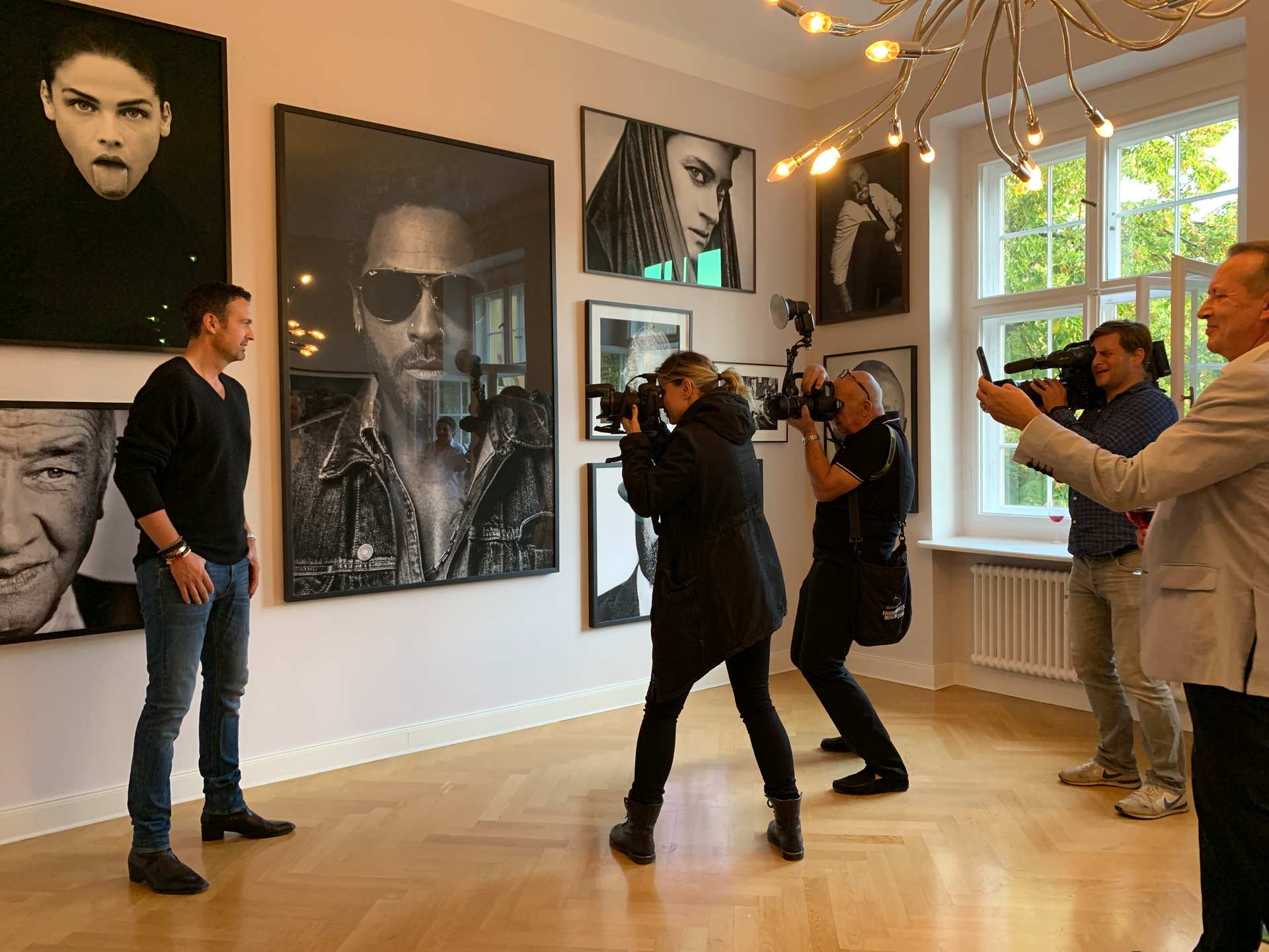 Till Brönner wird in seiner Ausstellung bei Alexander Ochs Private fotografiert
